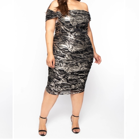 PLUS SIZE METALLIC SHEER RUCHED DRESS - BLACK
1X - Picture 1 of 7